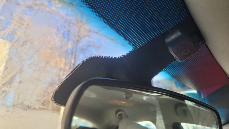 Тонировочная полоса на лобовое стекло: что нужно знать водителю?