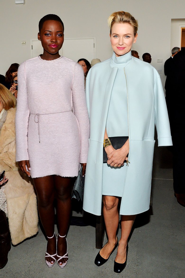 Люпита Нионго (слева) и Наоми Уоттс «синхронно» выбрали актуальные пастельные оттенки для посещения показов Недели моды в Нью-Йорке: обе актрисы справились с модной задачей на ура