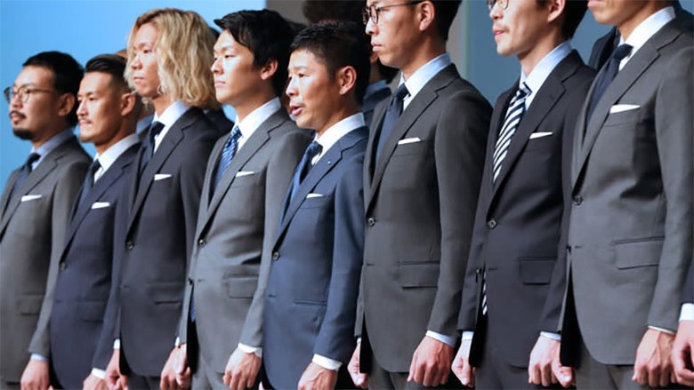 Cотрудники компании в новых деловых костюмах, подобранных при помощи Zozo на пресс-конференции в Токио 3 июля. Фото: Кен Кобаяши