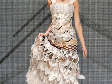 Slide image for gallery: 4835 | Комментарий «Леди Mail.Ru»: Мария Дубинина создала уникальное корсетное платье из сплетенных вручную лент