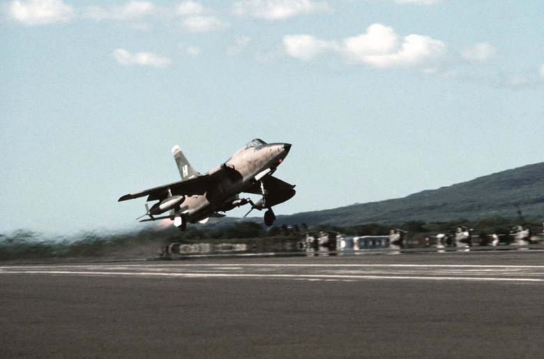 F-105 Thunderchief с подвесными топливными баками