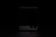Скриншот тизера Motorola Razr 2023 с изображением его задней панели и второго дисплея.