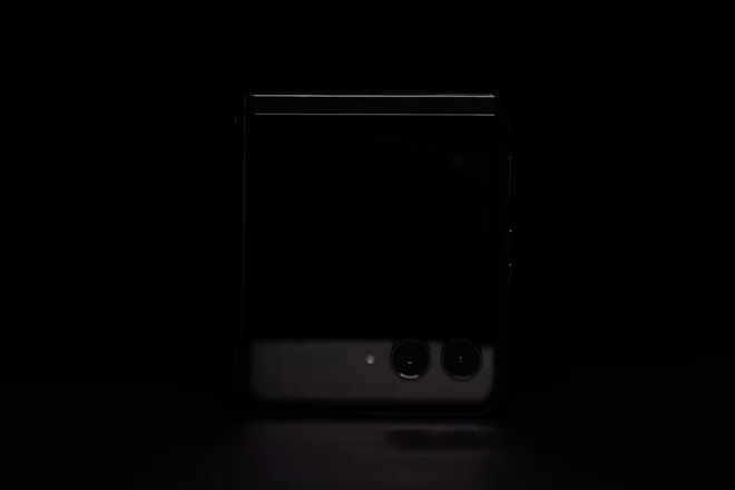Скриншот тизера Motorola Razr 2023 с изображением его задней панели и второго дисплея. Скриншот тизера Motorola Razr 2023 с изображением его задней панели и второго дисплея.