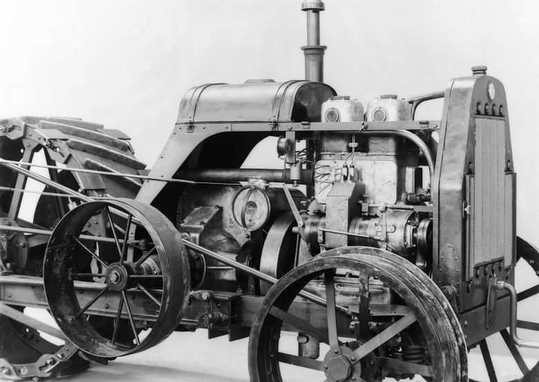 The Benz & Cie. Board of Management commissions an initial test series for pre-chamber diesel engines. The two-cylinder four-stroke engines produce 25 hp / 18 kW at 800 rpm and are fitted into three Benz-Sendling S 6 motorised ploughs. Testing is so succes