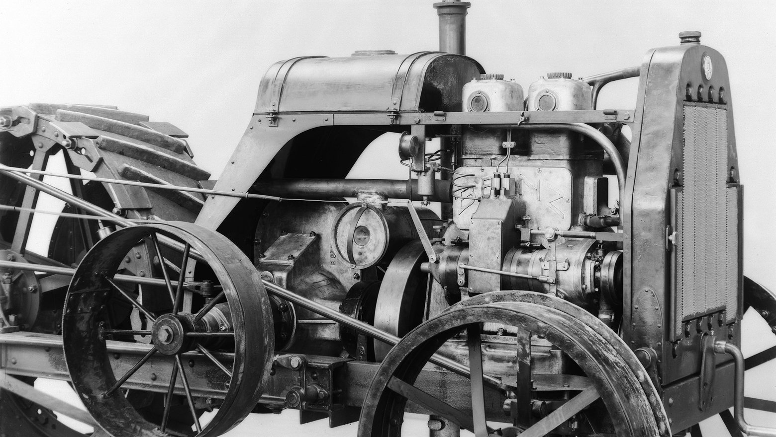 The Benz & Cie. Board of Management commissions an initial test series for pre-chamber diesel engines. The two-cylinder four-stroke engines produce 25 hp / 18 kW at 800 rpm and are fitted into three Benz-Sendling S 6 motorised ploughs. Testing is so succes