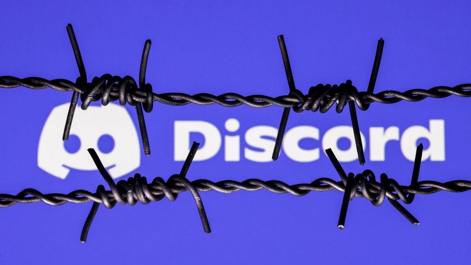 Иконка сервиса и надпись Discord стоят за колючей проволокой