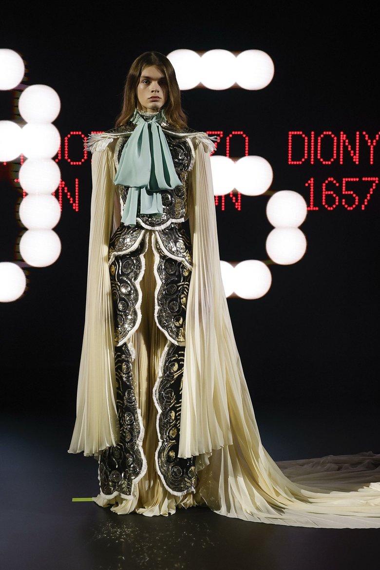 Показ Valentino Haute Couture весна-лето 2025 Показ Valentino Haute Couture весна-лето 2025
