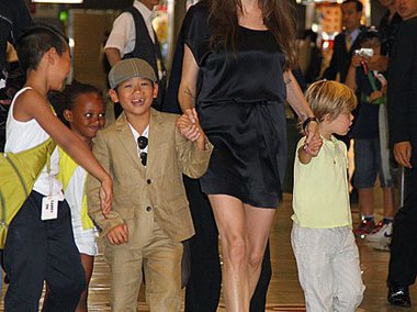 Slide image for gallery: 1063 | Анджелин6а Джоли с детьми в японском аэропорту Нарита