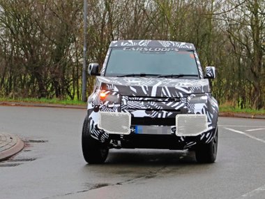 slide image for gallery: 24068 | Land Rover Defender