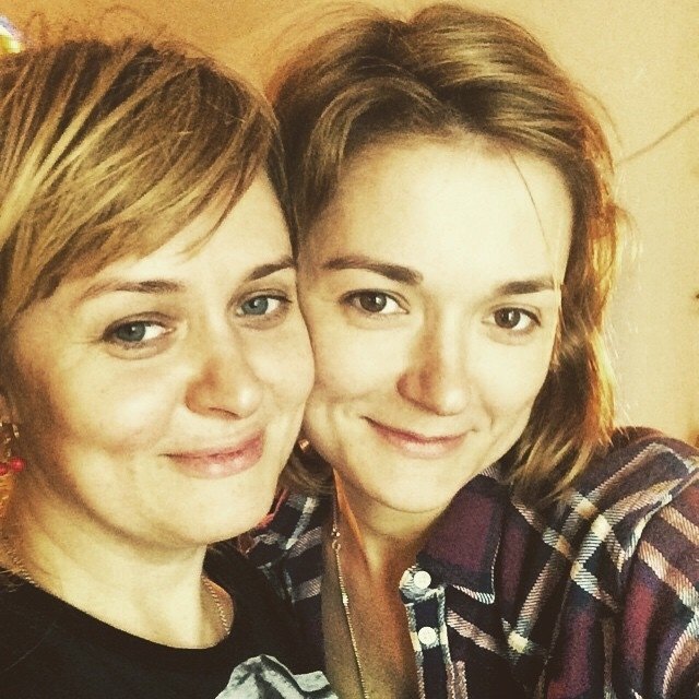 Надя Михалкова опубликовала в своем Instagram фото, где обе сестры без макияжа