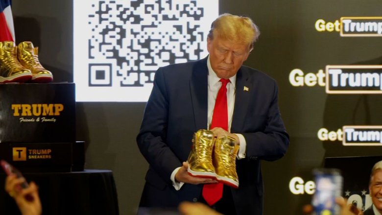 Дональд Трамп презентует кроссовки he Never Surrender High-Top Sneaker. Фото: CNN