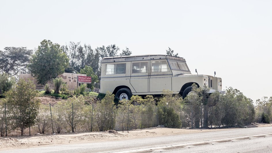 Гигантская реплика Land Rover в Emirates National Auto Museum в Абу-Даби.