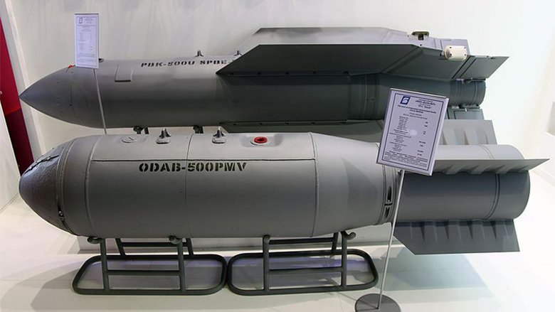 Бомбовая кассета ПБК-500У СПБЭ-К и авиационная бомба ОДАБ-500ПМВ. Фото: Виталий Кузьмин / wikipedia