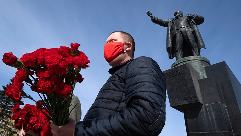 Коммунисты в защитных масках возле памятника Владимиру Ленину во время празднования 150-летия со дня его рождения в Санкт-Петербурге, Россия