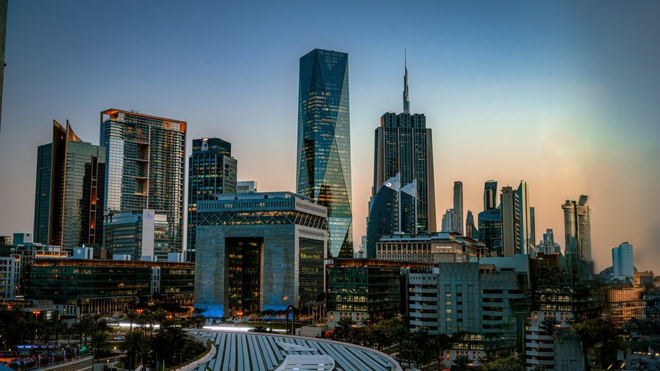 башни Москва-сити на фоне темного неба башни Москва-сити на фоне темного неба