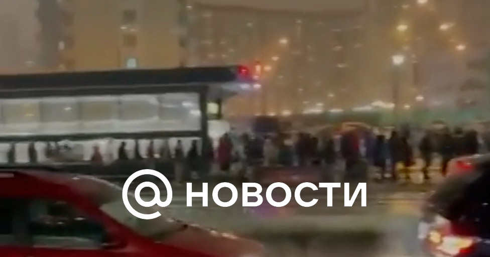 Огромная очередь у станции метро «Некрасовка» в Москве попала на видео