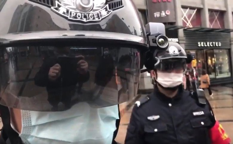 Изначально шлемы со встроенным ИИ использовали полицейские Китая, который первым столкнулся с COVID-19. Фото: Metro