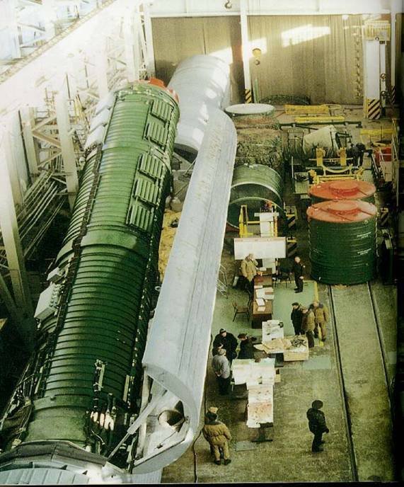 Загрузка ракеты БЖРК в пусковой контейнер. Фото: Reddit