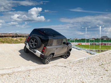 slide image for gallery: 27035 | Land Rover Defender Exterior