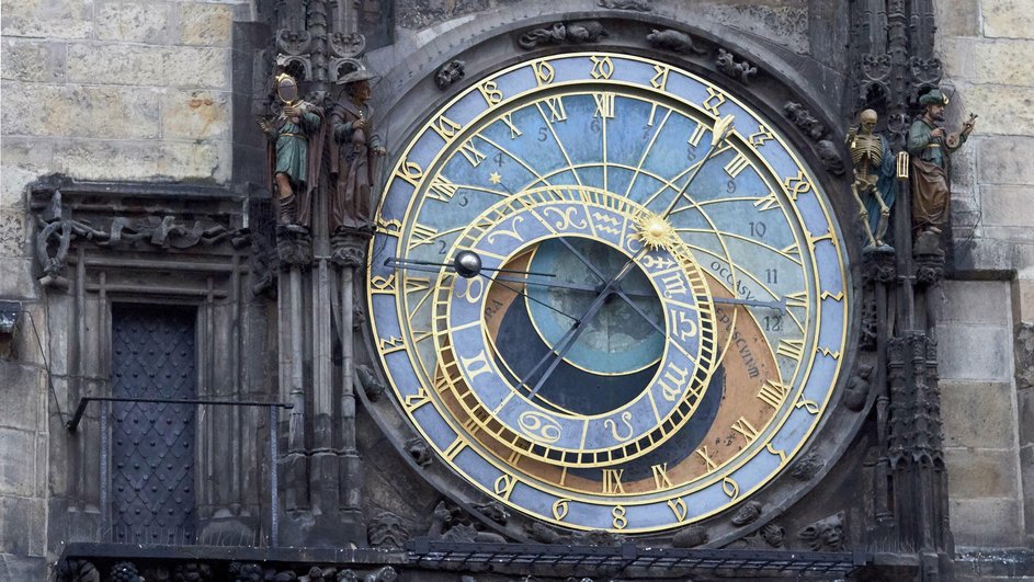 Городские часы с астрологическими символами