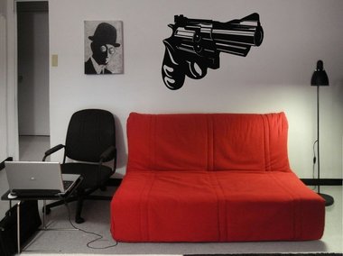 Slide image for gallery: 3670 | Комментарий «Леди Mail.Ru»: виниловые наклейки - мирная альтернатива настоящему оружию на стенах