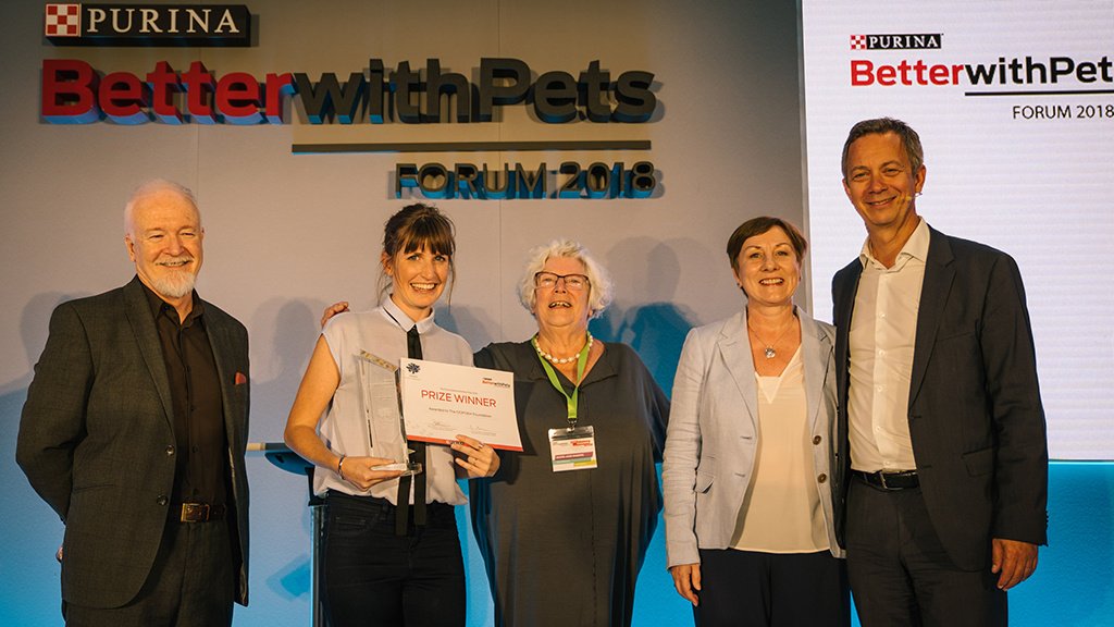 Победитель премии BettterWithPets, основатель фонда OOPOEH Софи Брауэр (вторая слева), исполнительный директор «Нестле Пурина ПетКер» в зоне Европа, Ближний Восток и Северная Африка Бернар Менье (первый справа).