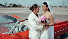 «Молодожены» Елена Борщева с мужем прокатились по Москве на красном Cadillac Eldorado 1963 года