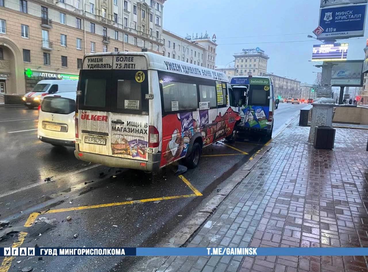 Две маршрутки столкнулись в центре Минска, пассажиры получили травмы -  Новости Mail.ru