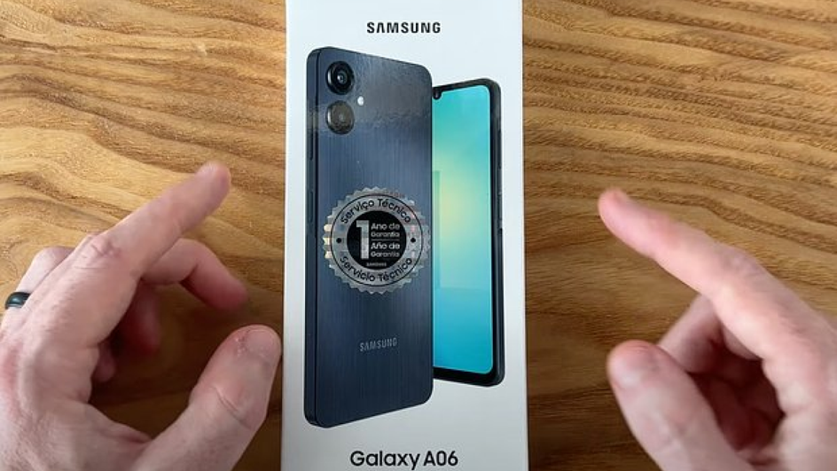 Galaxy A06 (фото: Shane Symonds / YouTube)