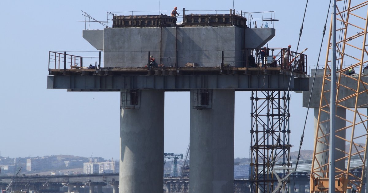 Как забивают сваи при строительстве моста в воде