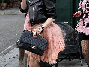 Slide image for gallery: 1351 | Леди Гага с сумкой Chanel