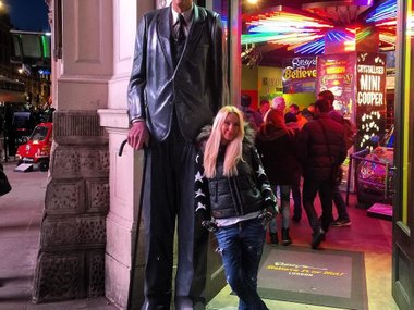 Slide image for gallery: 6278 | Лера рядом со статуей самого высокого человека в мире. Разница в росте внушительная! @leratv