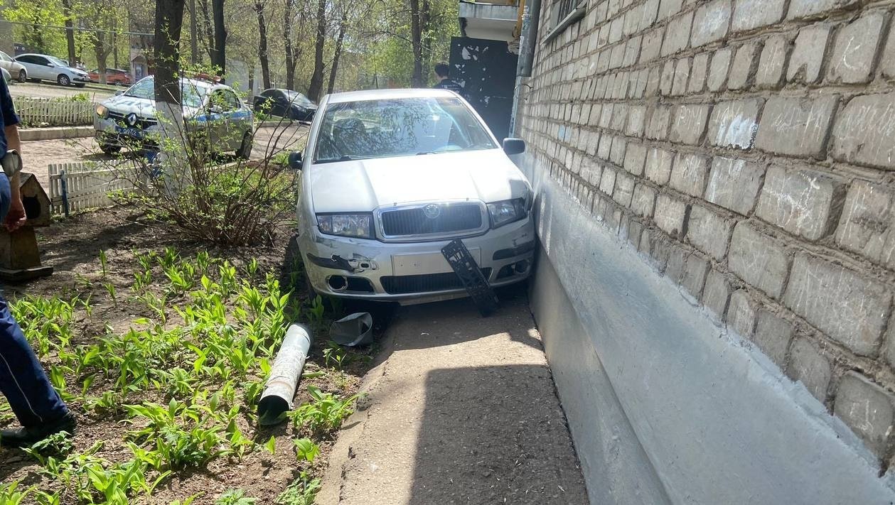 В Уфе водитель «Шкоды» протаранил «Шевроле Круз», врезался в жилой дом и  сбежал - Новости Mail.ru