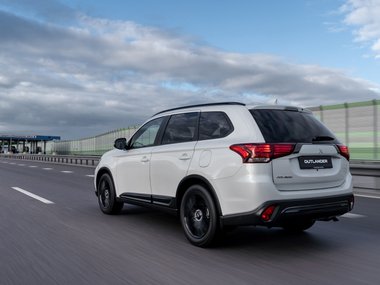 slide image for gallery: 26465 | Mitsubishi Outlander