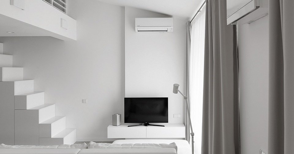 Квартира архитекторов: белый интерьер с кухней в шкафу и спальней на антресоли