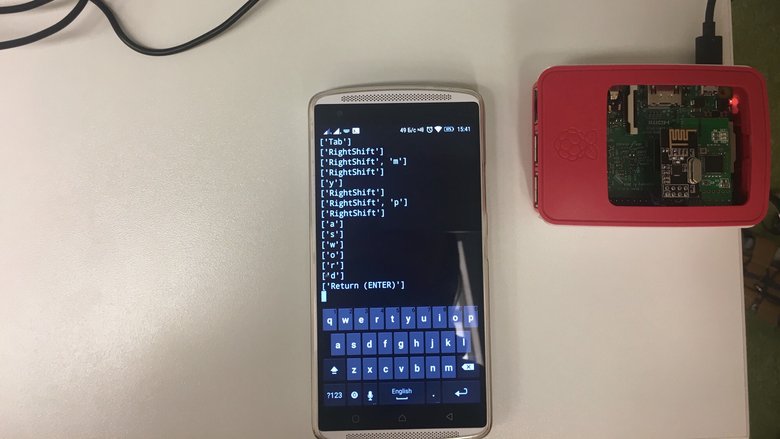 Процесс перехвата трафика с помощью одноплатного миникомпьютера Raspberry и чипа nRF24L01+. На экране смартфона отражается пароль жертвы перехвата, который вводился с помощью беспроводной клавиатуры.
