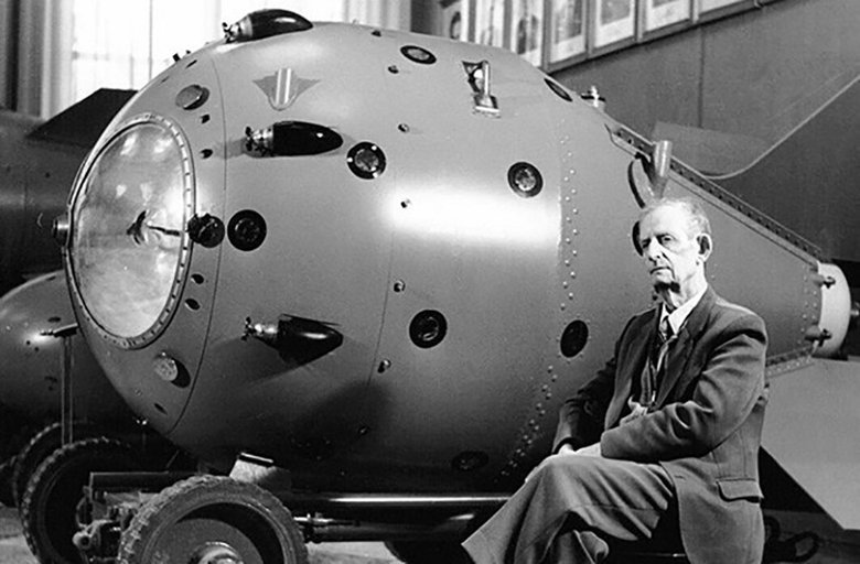 Первая советская атомная бомба РДС-1 и Академик Юлий Харитон, 1992 год. Фото: Архив / ТАСС