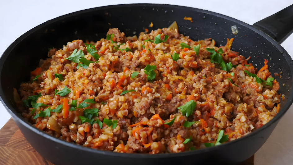 Сковорода гречки с мясом по-купечески крупным планом Сковорода гречки с мясом по-купечески крупным планом