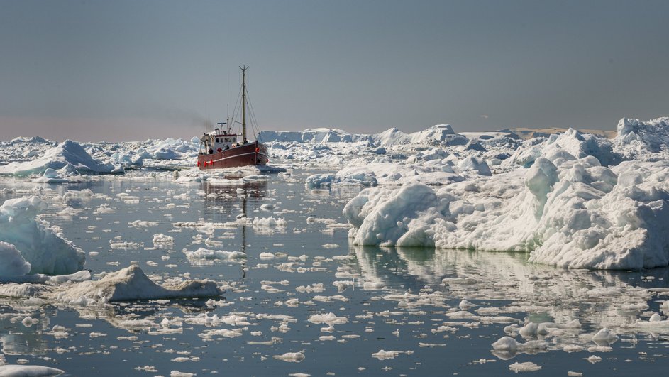 судно посреди арктического моря судно посреди арктического моря