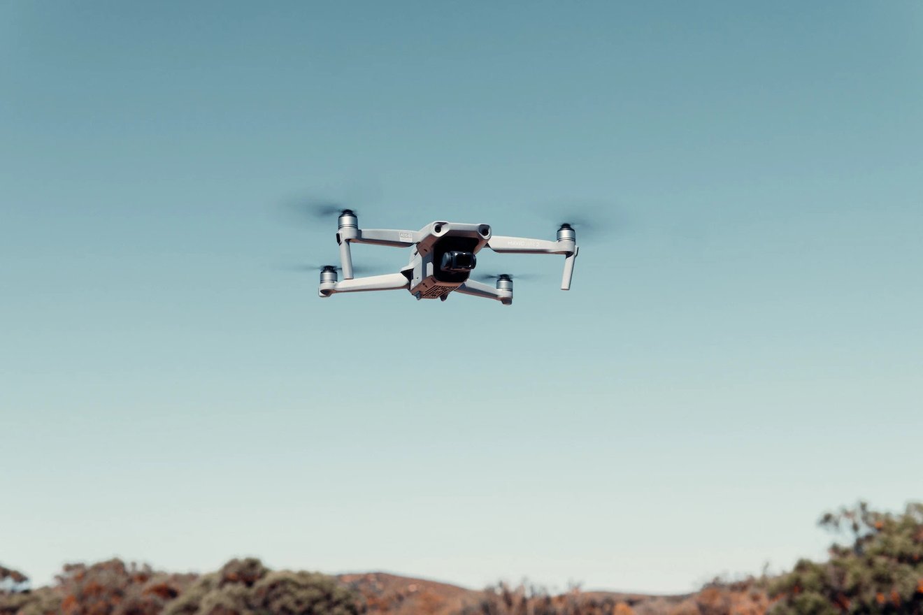 Se puede volar un dron en la playa