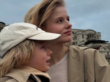 Звезда «Холопа» показала редкие фото с сыном на прогулке в Москве