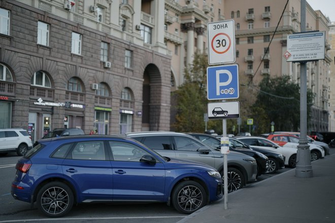 Припаркованные машины на платной парковке на одной из улиц города Припаркованные машины на платной парковке на одной из улиц города