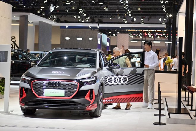 Китай. Провинция Гирин. Чанчунь. Автомобиль Hongqi на выставке Changchun International Auto Expo