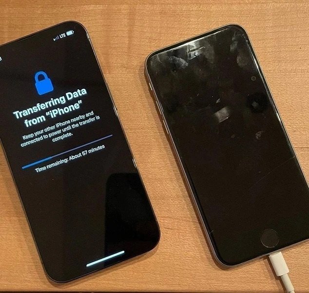 Актер также опубликовал фото, на котором видно, как происходит процесс передачи данных от iPhone 6s к новому айфону. Источник: Chris Evans / Twitter