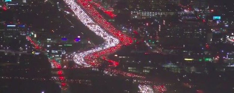 Такие пробки были в Лос-Анджелесе на День благодарения. Скриншот видео на YouTube.
