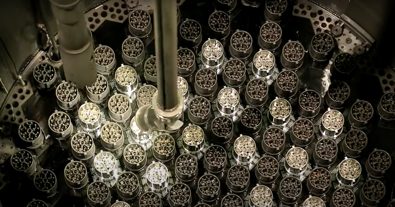 Загрузка тепловыделяющих элементов в реактор. Фото: скриншот из видео с youtube-канала «Нововоронежская АЭС»