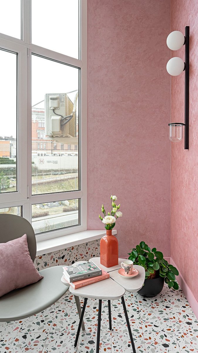Серый и розовый: современная квартира в красивых оттенках для женщины и взрослого сына