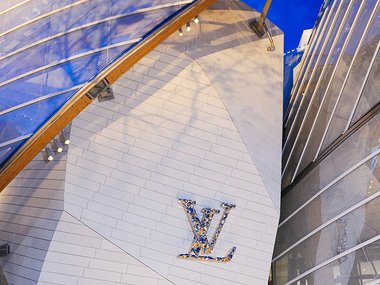 Slide image for gallery: 4457 | Что же касается самого музея Louis Vuitton, то это новая достопримечательность на карте Парижа. Привлекательно не только грандиозное здание в футуристичном стиле, но и выставки современного искусства, которые будут проходить