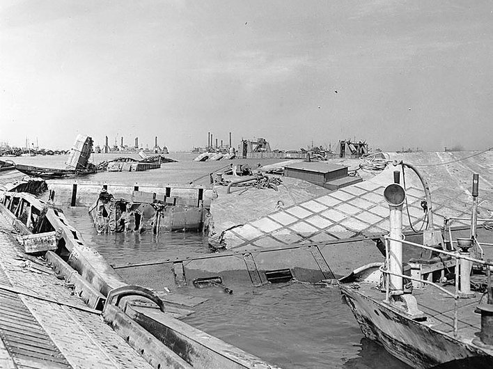 Последствия шторма, обрушившегося на гавани «Малбери» 19 июня 1944 года 