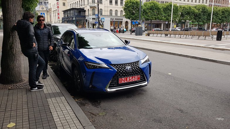 slide image for gallery: 23712 | Lexus UX